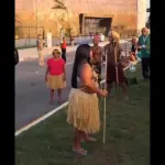 Indígenas protestam em frente à COP30