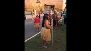 Indígenas protestam em frente à COP30