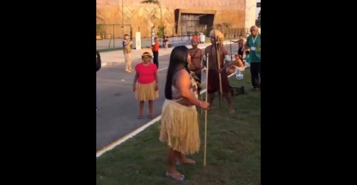 Indígenas protestam em frente à COP30