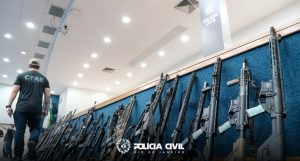 fuzis apreendidos na megaoperação contra o comando vermelho; PF