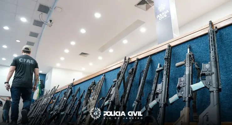 fuzis apreendidos na megaoperação contra o comando vermelho; PF