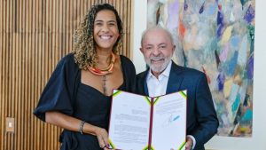 A ministra da Igualdade Racial, Anielle Franco, e o presidente Luiz Inácio Lula da Silva (à dir.) durante assinatura de decretos de terras e investimento em áreas quilombolas em alusão ao Dia da Consciência Negra | Foto: Ricardo Stuckert/PR