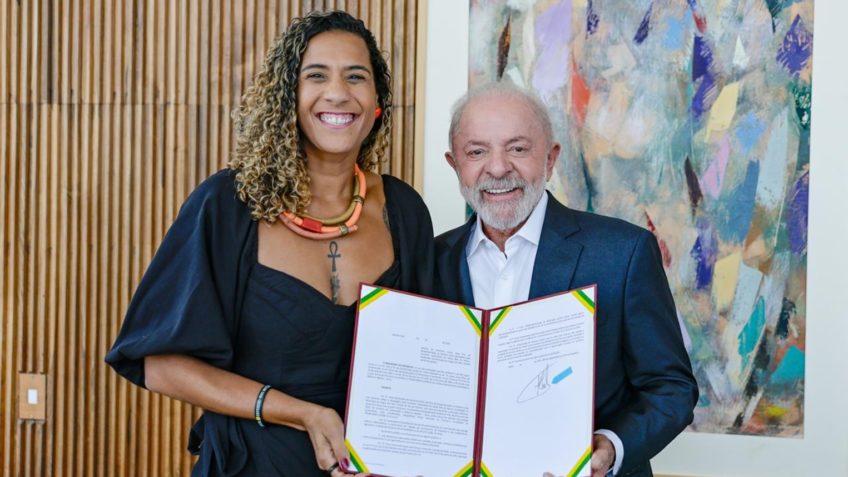 A ministra da Igualdade Racial, Anielle Franco, e o presidente Luiz Inácio Lula da Silva (à dir.) durante assinatura de decretos de terras e investimento em áreas quilombolas em alusão ao Dia da Consciência Negra | Foto: Ricardo Stuckert/PR