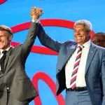Depois de ser interrompido, o presidente francês, Emmanuel Macron, posou para foto com Jerônimo Rodrigues (PT) | Foto: Wuiga Rubini/GOVBA