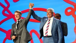 Depois de ser interrompido, o presidente francês, Emmanuel Macron, posou para foto com Jerônimo Rodrigues (PT) | Foto: Wuiga Rubini/GOVBA