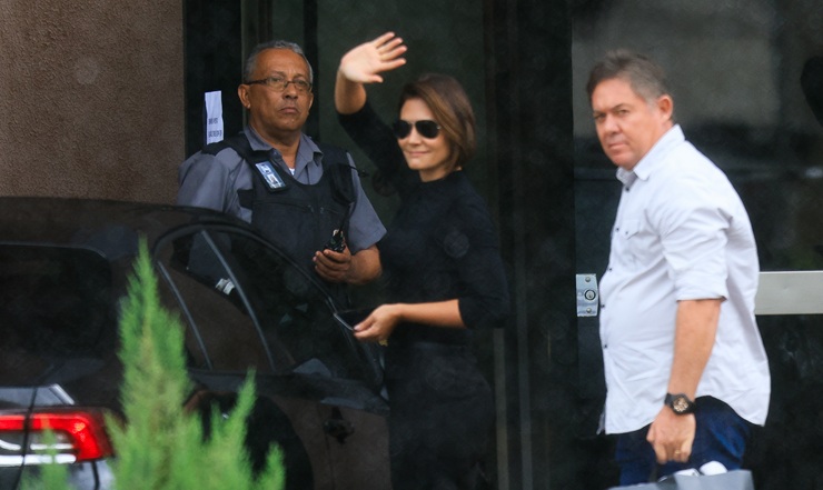 Michelle Bolsonaro visita ex-presidente, preso em Brasília
