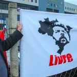 Em 2018, o linguista Noam Chomsky visitou Lula em prisão na sede da Polícia Federal | Foto: Divulgação/PT