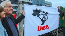 Em 2018, o linguista Noam Chomsky visitou Lula em prisão na sede da Polícia Federal | Foto: Divulgação/PT