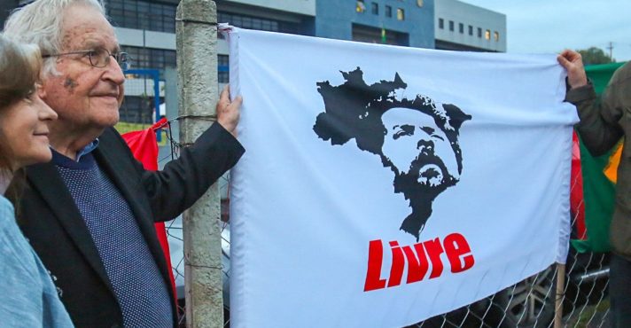 Em 2018, o linguista Noam Chomsky visitou Lula em prisão na sede da Polícia Federal | Foto: Divulgação/PT