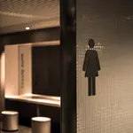 Uma estudante da UnB foi presa por homofobia após contestar a entrada de um aluno 'não binário' no banheiro feminino, episódio que expõe o choque entre ideologia de gênero e regras básicas de convivência | Foto: Reprodução/Shutterstock