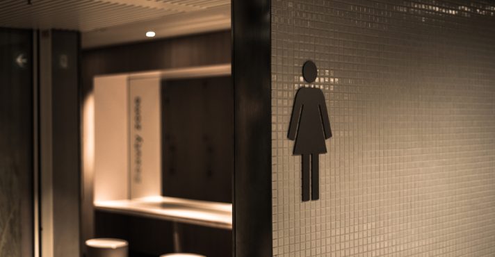 Uma estudante da UnB foi presa por homofobia após contestar a entrada de um aluno 'não binário' no banheiro feminino, episódio que expõe o choque entre ideologia de gênero e regras básicas de convivência | Foto: Reprodução/Shutterstock