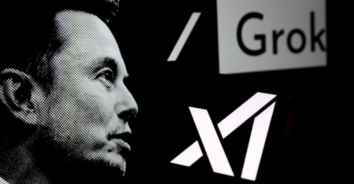 logotipo da Grok é exibido em um smartphone com Elon Musk ao fundo | Foto: Shutterstock