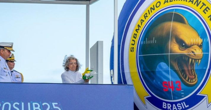 A madrinha do Submarino, ministra Cármen Lúcia, durante o batismo | Foto: Primeiro-sargento Walney