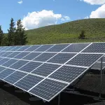 Um painel solar, objeto que capta a luz do sol e a converte em energia elétrica ou térmica para uso em residências, empresas e indústrias. Austrália quer fornecer energia gratuita; entenda