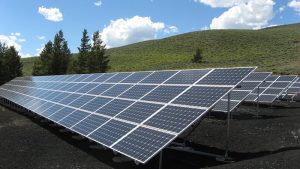 Um painel solar, objeto que capta a luz do sol e a converte em energia elétrica ou térmica para uso em residências, empresas e indústrias. Austrália quer fornecer energia gratuita; entenda
