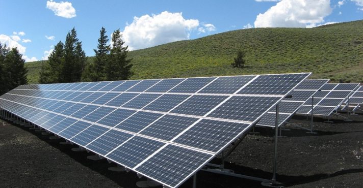 Um painel solar, objeto que capta a luz do sol e a converte em energia elétrica ou térmica para uso em residências, empresas e indústrias. Austrália quer fornecer energia gratuita; entenda