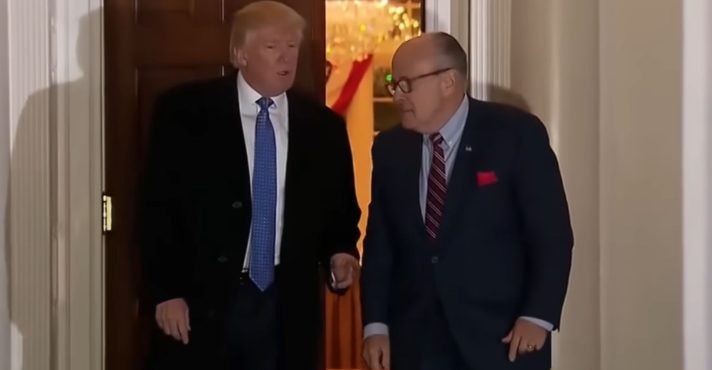 O presidente Donald Trump e o ex-prefeito de Nova York, Rudy Giuliani | Foto: Reprodução/CBS