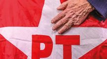 Mão do presidente Lula sobre a bandeira do PT