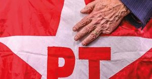 Mão do presidente Lula sobre a bandeira do PT