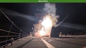 Míssil lançado de um navio militar americano contra terroristas islâmicos na Nigéria | Foto: Departamento da Guerra dos EUA/X