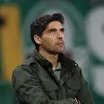 O técnico Abel Ferreira, da SE Palmeiras, em jogo contra a equipe do Grêmio FBPA, durante partida válida pela 17ª rodada do Campeonato Brasileiro de 2025