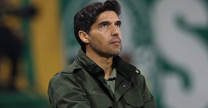O técnico Abel Ferreira, da SE Palmeiras, em jogo contra a equipe do Grêmio FBPA, durante partida válida pela 17ª rodada do Campeonato Brasileiro de 2025