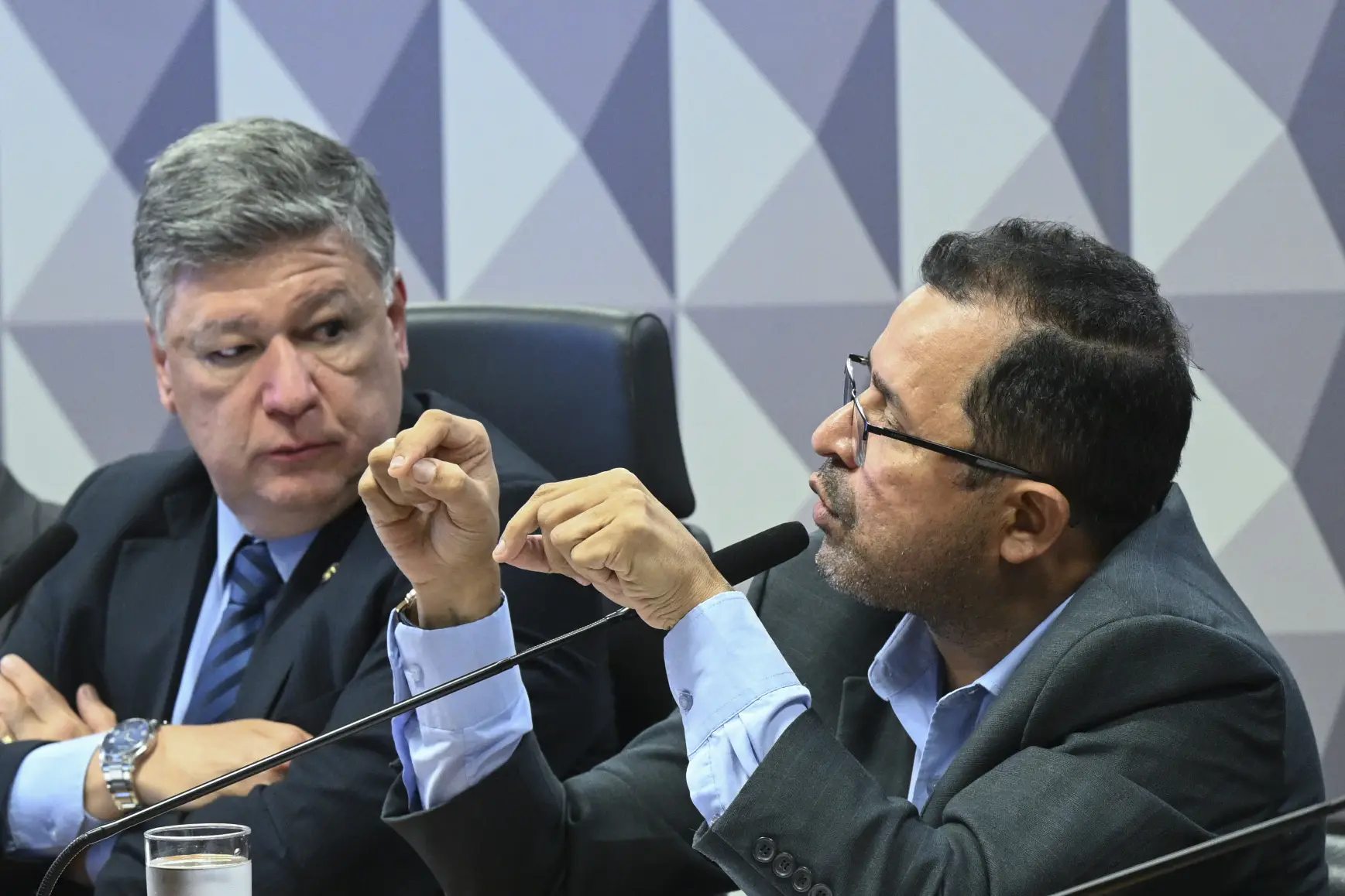 Carlos Viana (esq.) acompanha o depoimento do ex-diretor do INSS Jucimar Fonseca (dir.) | Foto: Carlos Moura/Agência Senado