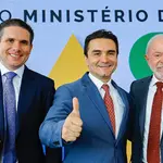 Na foto, da esq. para a dir: Hugo Motta, o novo ministro Gustavo Feliciano, e o presidente Lula | Foto: Ricardo Stuckert / PR