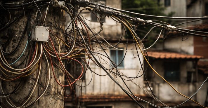 As ligações clandestinas, conhecidas como 'gatos' na energia elétrica, agravam os riscos de acidentes | Foto: Reprodução/X