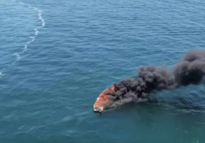 Lancha em chamas no mar de Angra dos Reis, no Rio de Janeiro I Foto: Reprodução/Redes sociais