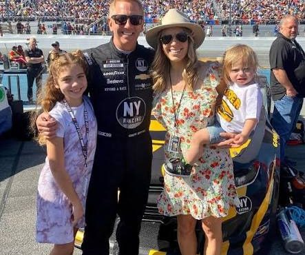 Trágico acidente aéreo na Carolina do Norte matou Greg Biffle, sua mulher Cristina, a filha Emma e o filho Ryder | Foto: Reprodução/X