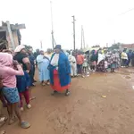 Moradores de Bekkersdal, na África do Sul, temem a violência | Foto: SABC News/Divulgação