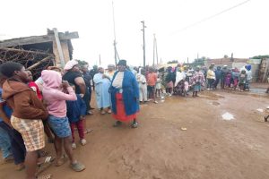 Moradores de Bekkersdal, na África do Sul, temem a violência | Foto: SABC News/Divulgação