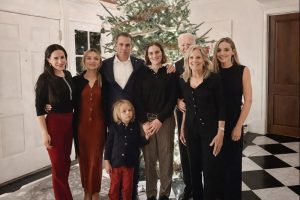 Foto do Natal em família publicada por Joe Biden em seu perfil no X | Foto: Reprodução/X/@JoeBiden