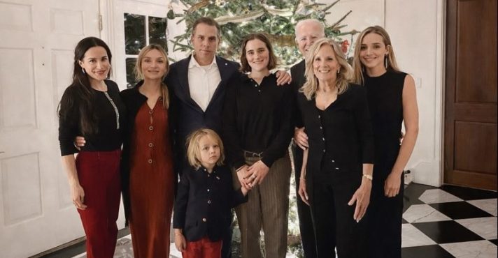 Foto do Natal em família publicada por Joe Biden em seu perfil no X | Foto: Reprodução/X/@JoeBiden