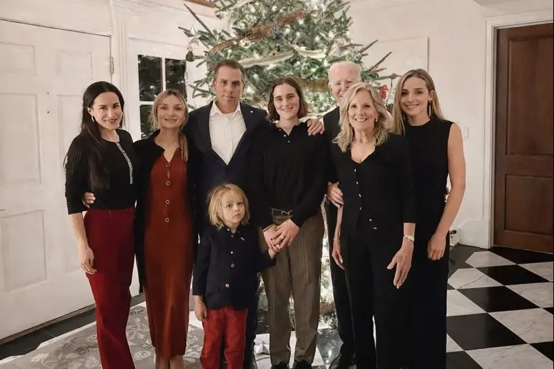Foto do Natal em família publicada por Joe Biden em seu perfil no X | Foto: Reprodução/X/@JoeBiden
