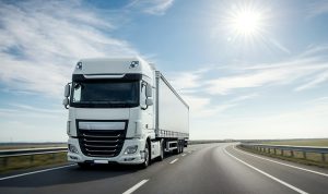 Caminhão branco percorre rodovia num dia de sol, em alusão à nota sobre o governo liberar R$ 6 bi para compra de caminhões novos e seminovos