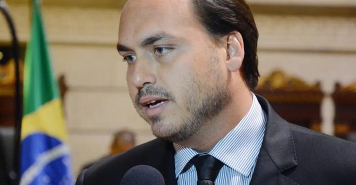 Depois de mais de duas décadas no Legislativo municipal da capital fluminense, Carlos Bolsonaro renuncia ao mandato de vereador | Foto: Renan Olaz/CMRJ