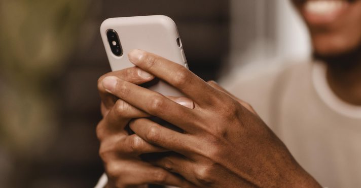 A Meta informou que enviará notificações aos usuários impactados diretamente no WhatsApp | Foto: Reprodução/Freepik