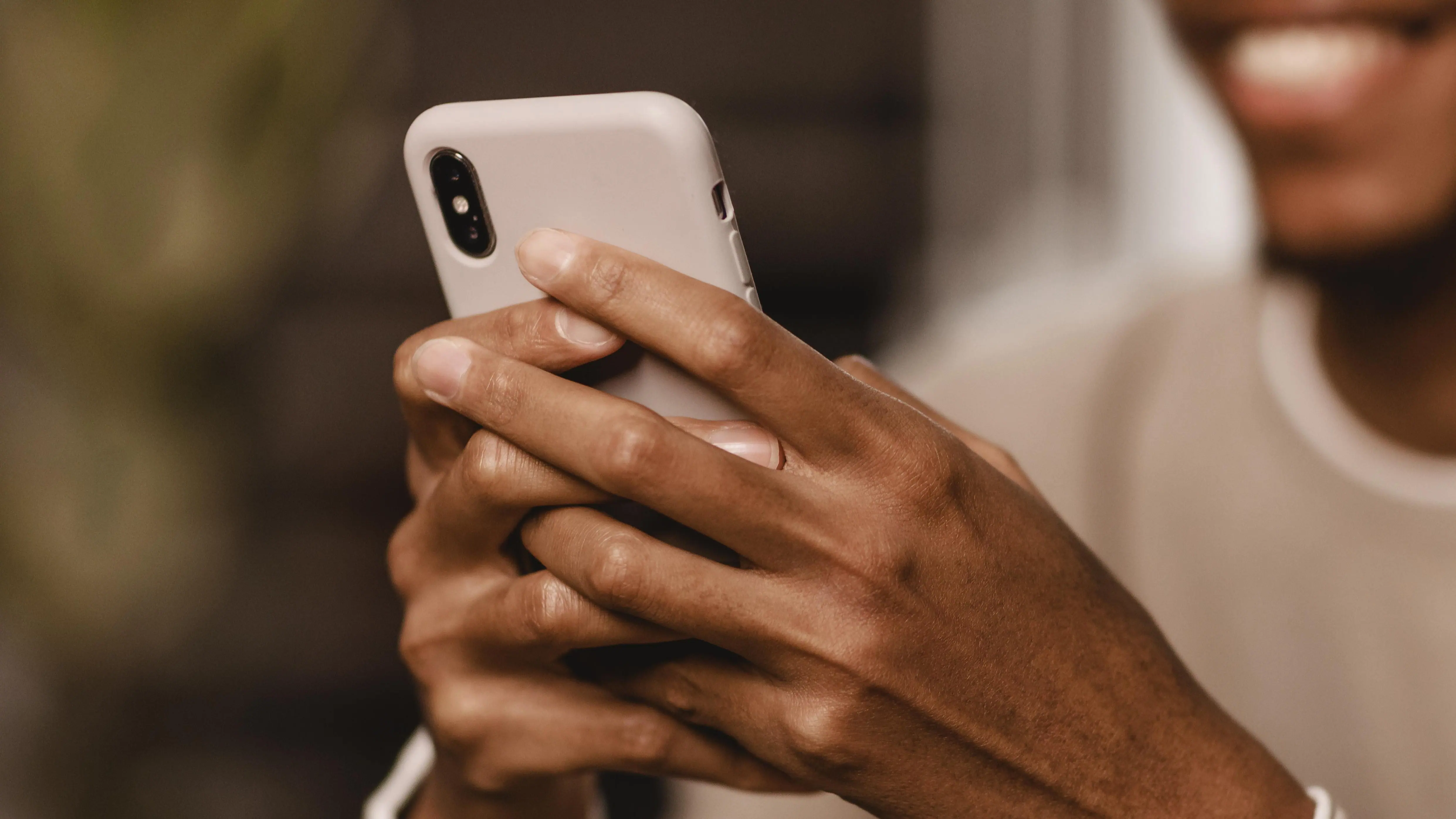 A Meta informou que enviará notificações aos usuários impactados diretamente no WhatsApp | Foto: Reprodução/Freepik