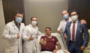 Jair Bolsonaro em janeiro de 2022, durante internação para desobstruir o intestino em consequência de atentado político | Foto: Reprodução/X