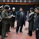 Ditador da Coreia do Norte, Kim Jong-un, visita submarino nuclear em estágio avançado de construção
