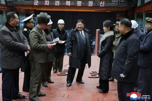 Ditador da Coreia do Norte, Kim Jong-un, visita submarino nuclear em estágio avançado de construção