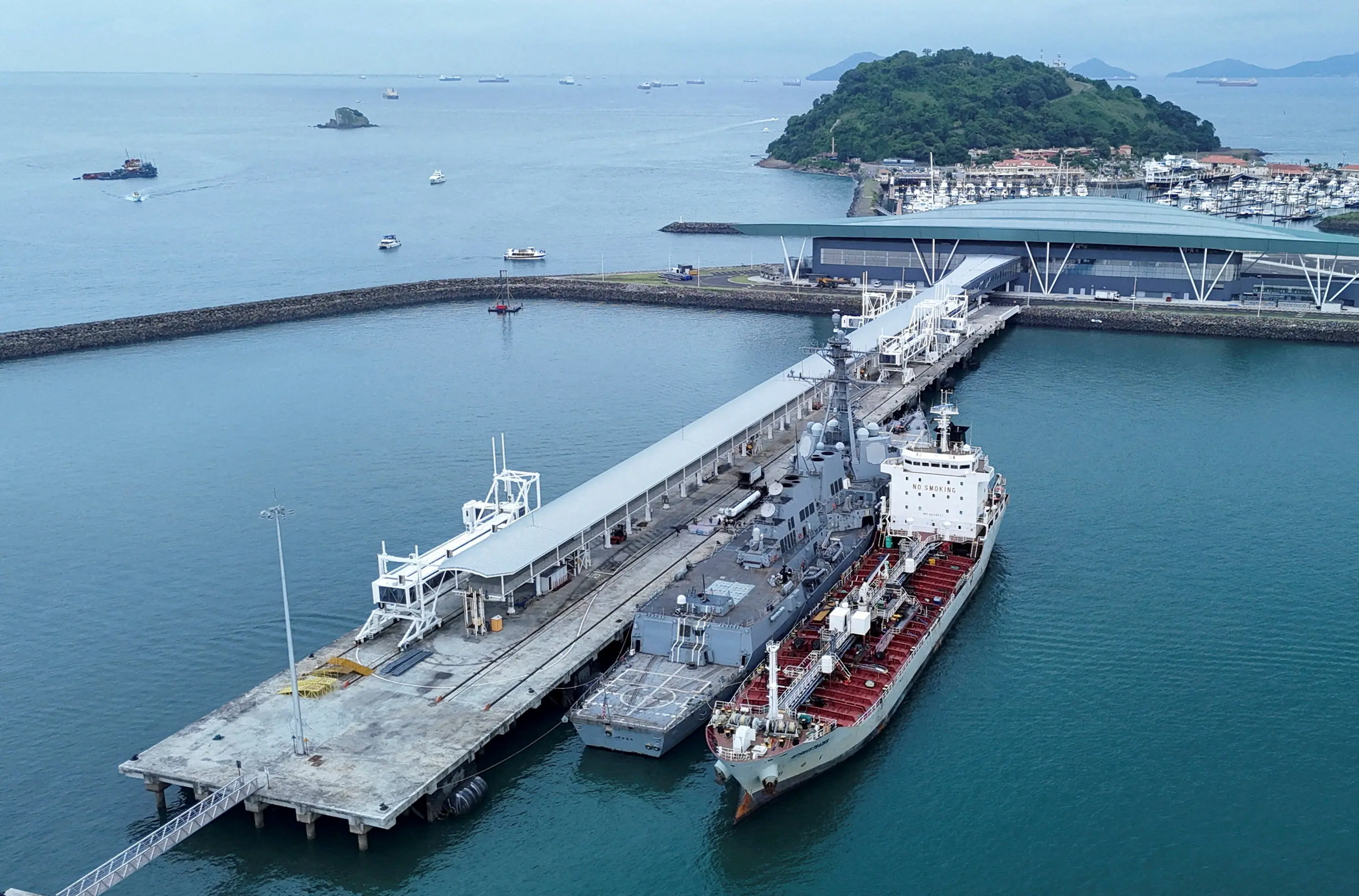Uma vista de drone do destróier guiado por mísseis da Marinha dos EUA USS Sampson DDG-102 atracado próximo à entrada do Canal do Panamá, em Panama City - 30/8/2025 | Foto: Mauricio Valenzuela/Reuters