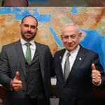 O deputado federal Eduardo Bolsonaro e o primeiro-ministro de Israel, Benjamin Netanyahu | Foto: Reprodução/X