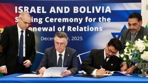 Representantes de Israel e Bolívia assinam retomada de relações diplomáticas | Foto: Shmulik Almani/Governo de Israel