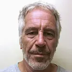 O financista norte-americano Jeffrey Epstein, em uma fotografia tirada para o registro de agressores sexuais - 28/3/20217 | Foto: Divisão de Serviços de Justiça Criminal do Estado de Nova York/Divulgação via Reuters