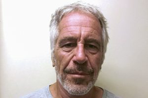 O financista norte-americano Jeffrey Epstein, em uma fotografia tirada para o registro de agressores sexuais - 28/3/20217 | Foto: Divisão de Serviços de Justiça Criminal do Estado de Nova York/Divulgação via Reuters