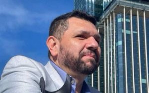 Oswaldo Eustáquio disse que vai denunciar o ministro Alexandre de Moraes, do STF, no Tribunal de Haia | Foto: Reprodução/X