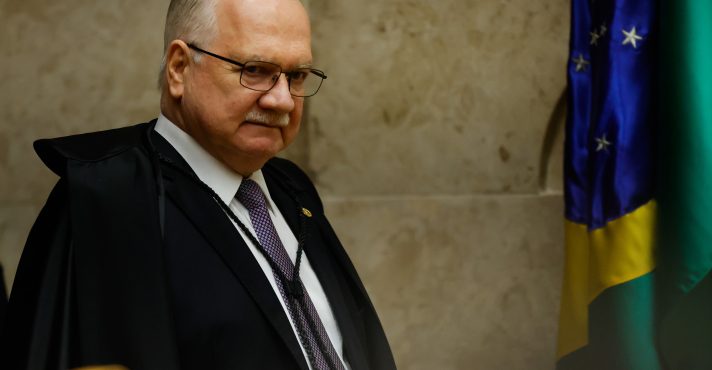 O presidente do STF, Luiz Edson Fachin, chega para sessão plenária no Supremo, em Brasília - 4/12/2025 | Wilton Junior/Estadão Conteúdo